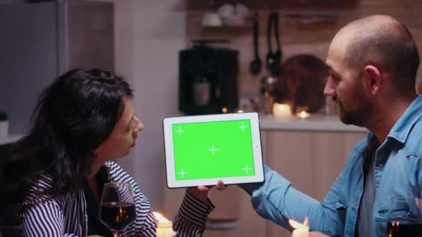 Para z zielonym ekranem tabletka — Wideo stockowe