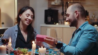 Küçük hediye kutusu açılıyor