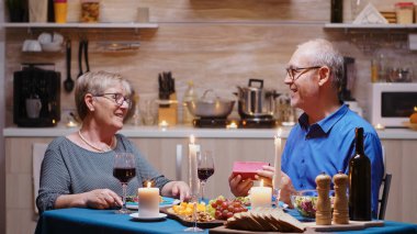 Usta adam karısına hediye veriyor.