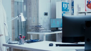 Koridorlu modern özel klinik.