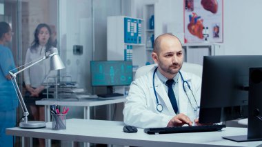 Mutlu sağlık personeli kameraya gülümsüyor