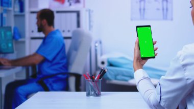 Doktor tarafından kullanılan akıllı telefonda krom anahtar görüntüsü