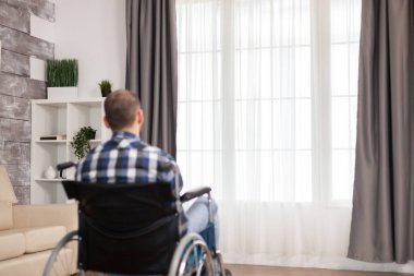 Yalnız ve depresif biri.