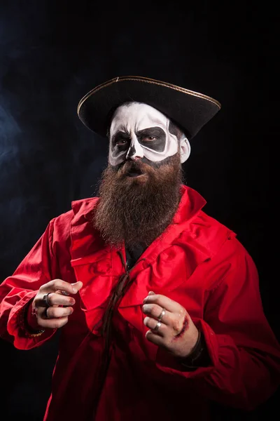 Man met lange baard verkleed als mediaval piraat — Stockfoto