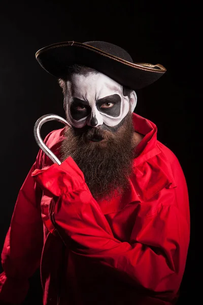 Homme à longue barbe habillé comme un pirate effrayant — Photo