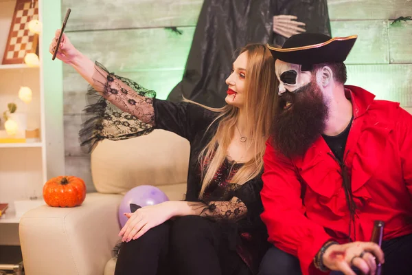 Vampier vrouw neemt een selfie met glimlachende piraat — Stockfoto