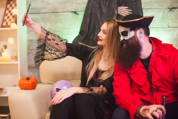 Vampirfrau macht Selfie mit lächelndem Piraten — Stockfoto