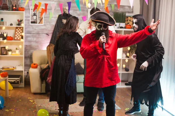 Attraktiv man klädd som en pirat gör karaoke — Stockfoto