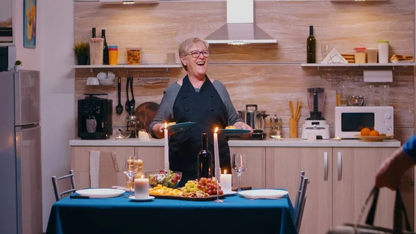 Anciana cocinando para el marido — Foto de Stock