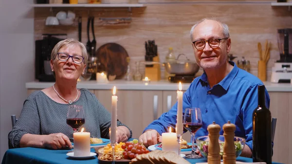 Älteres Paar telefoniert per Video — Stockfoto