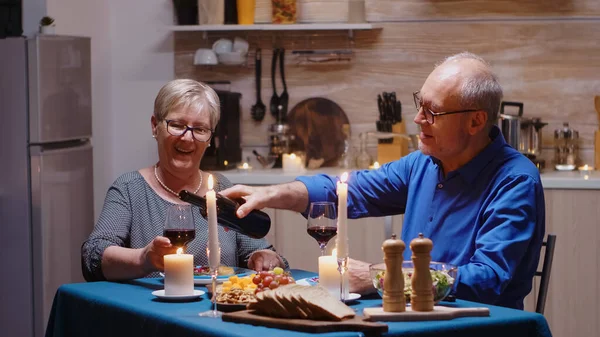 Senior pärchen mit spaß trinken — Stockfoto