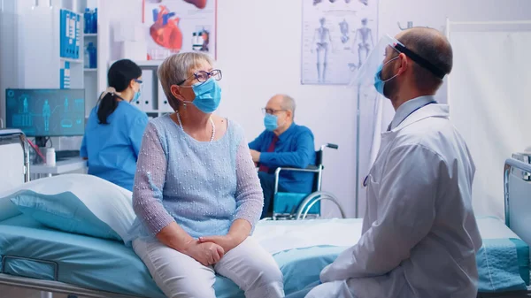 Twee bejaarden bij de dokter — Stockfoto