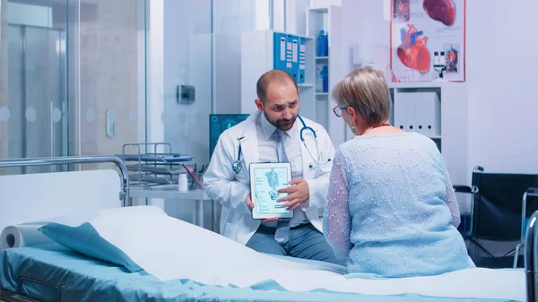 Maladie des os de marbre chez le patient âgé — Photo