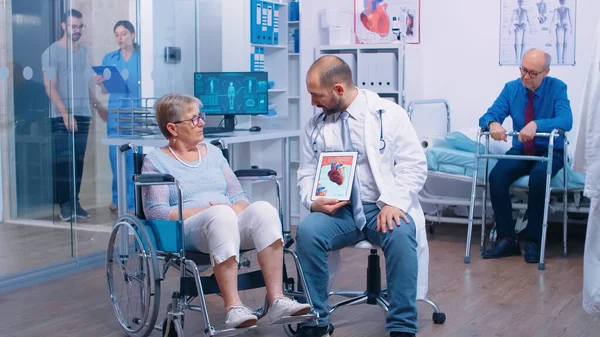 Explicação da doença arterial coronária pelo médico — Fotografia de Stock