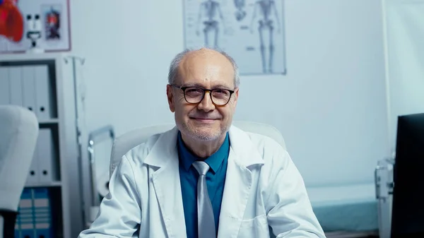 Retrato autêntico de idosos médico experiente — Fotografia de Stock