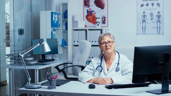 Ärztin lächelt in die Kamera — Stockfoto