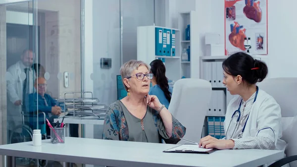 Undersökning av patientens hals — Stockfoto