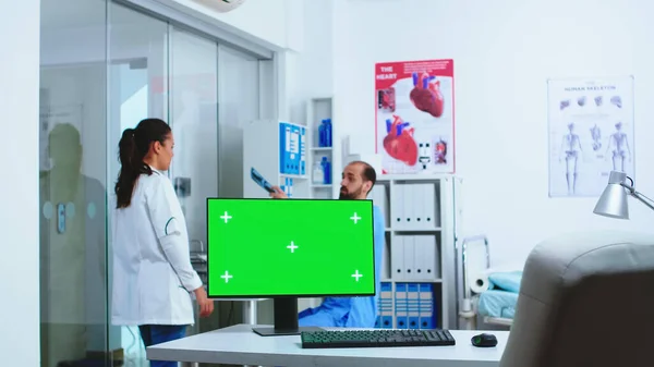 Computador com tela verde no armário do hospital — Fotografia de Stock