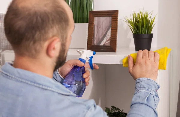 Man cleans up dust — Stock Photo, Image