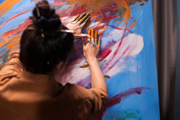 Mulher com as mãos pintadas — Fotografia de Stock