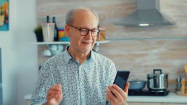 Emekli kıdemli adam merhaba diyor.