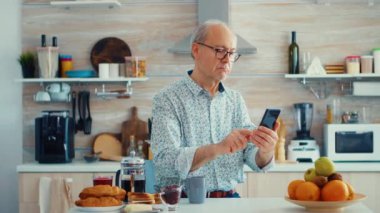 Üst düzey adam geziniyor