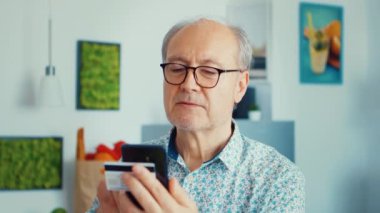 Kıdemli adam internetten alışveriş yapıyor.