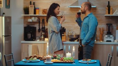 Romantik yemek sırasında flört eden bir kadın.