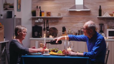 Son sınıf çift romantik randevu gecesi.