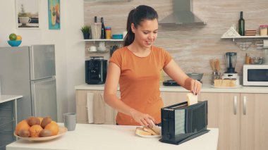 Ekmek kızartma makinesi kullanarak.