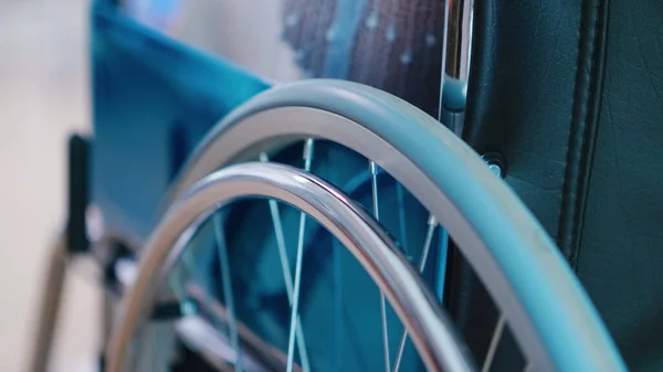Volgend shot van rolstoel — Stockfoto