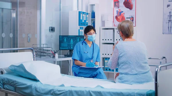 Nurse talking with retired old woman — Stock Photo, Image