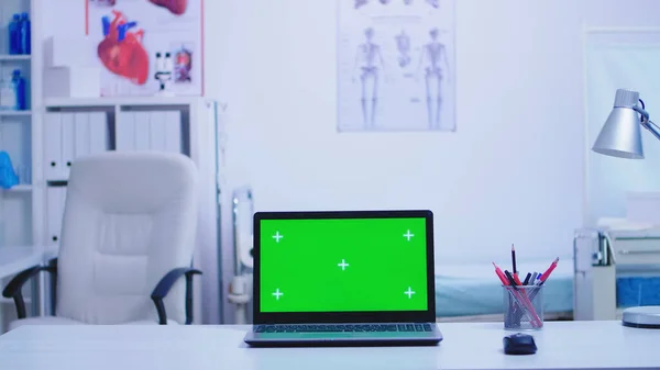 Laptop i sjukhusskåp med grön skärm — Stockfoto
