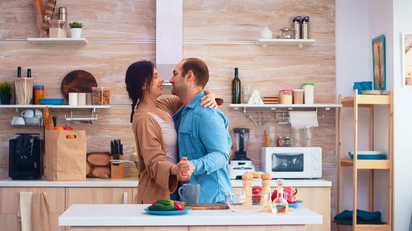 Tender casal dançando na cozinha — Fotografia de Stock