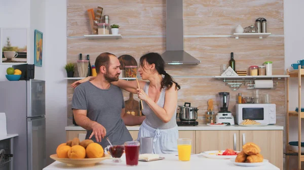 Couple singing in kitchen — Stock Photo, Image