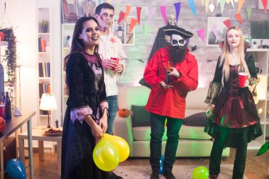 Cadı gibi giyinmiş güzel bir kadın.