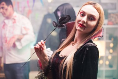 Vampir kostümü giyen bir kadın.