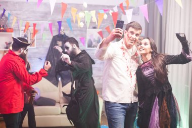 Korkunç zombi ve ürkütücü cadı selfie çekiyor.