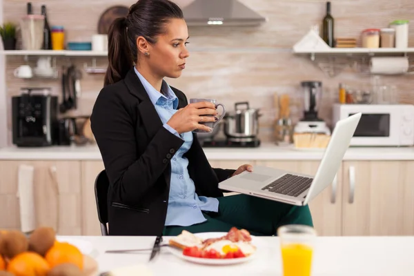 Usando laptop em uma cozinha moderna — Fotografia de Stock