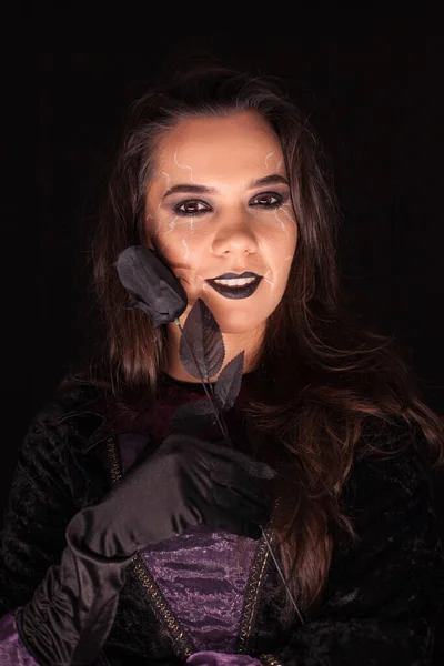 Ведьма со злым лицом на черном фоне — стоковое фото