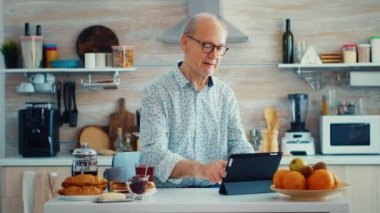 Tablet bilgisayarı taranıyor