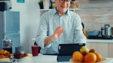 Çevrimiçi video aramasında gerçek kıdemli adam