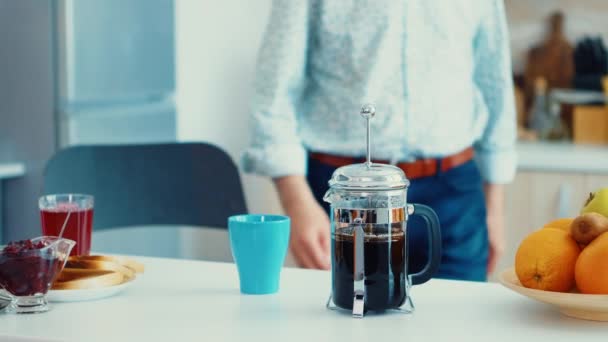 Kaffeekochen in der französischen Presse — Stockvideo