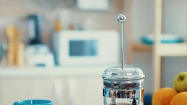 Mutfakta kahve hazırlığı.