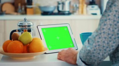 Yeşil ekranlı tablet pc 'ye bakılıyor