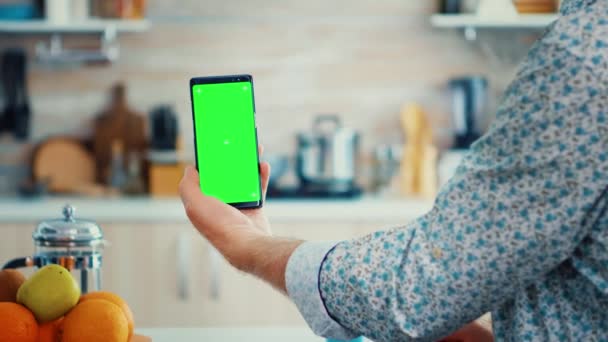 Trzymanie smartfona z zielonym ekranem — Wideo stockowe