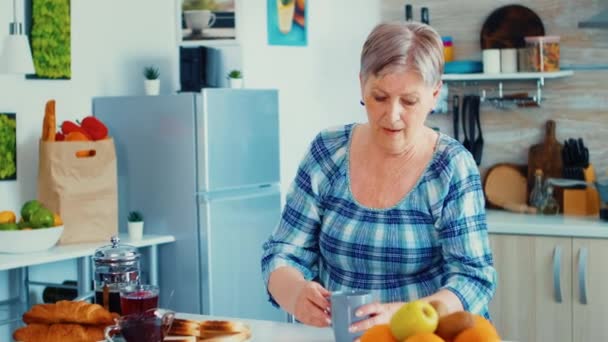 Prendre une tasse de café chaud — Video