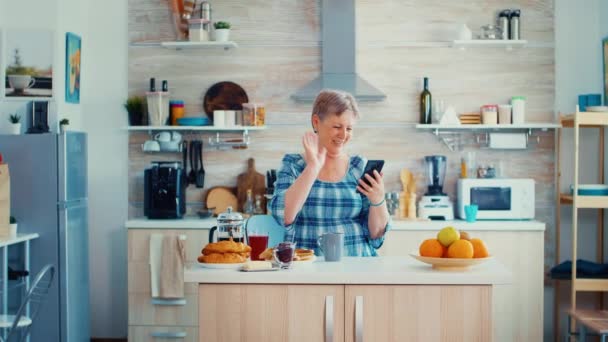 Senior vrouw zegt hallo — Stockvideo