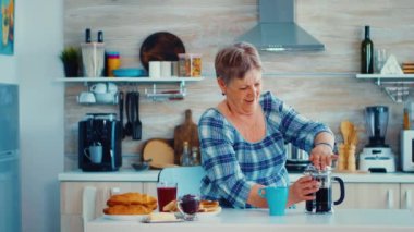 Olgun kadın, Fransız presi kullanıyor.