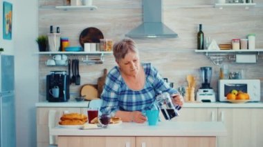 Kahveyi fincana dolduruyorum.